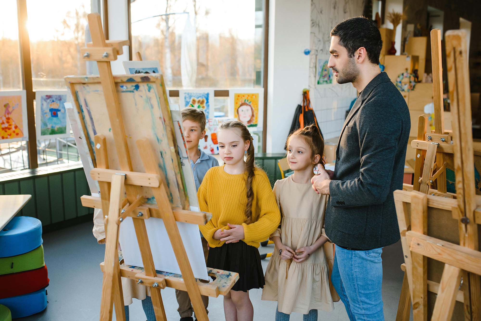 groupe d'enfants dans un atelier d'artiste contemporain