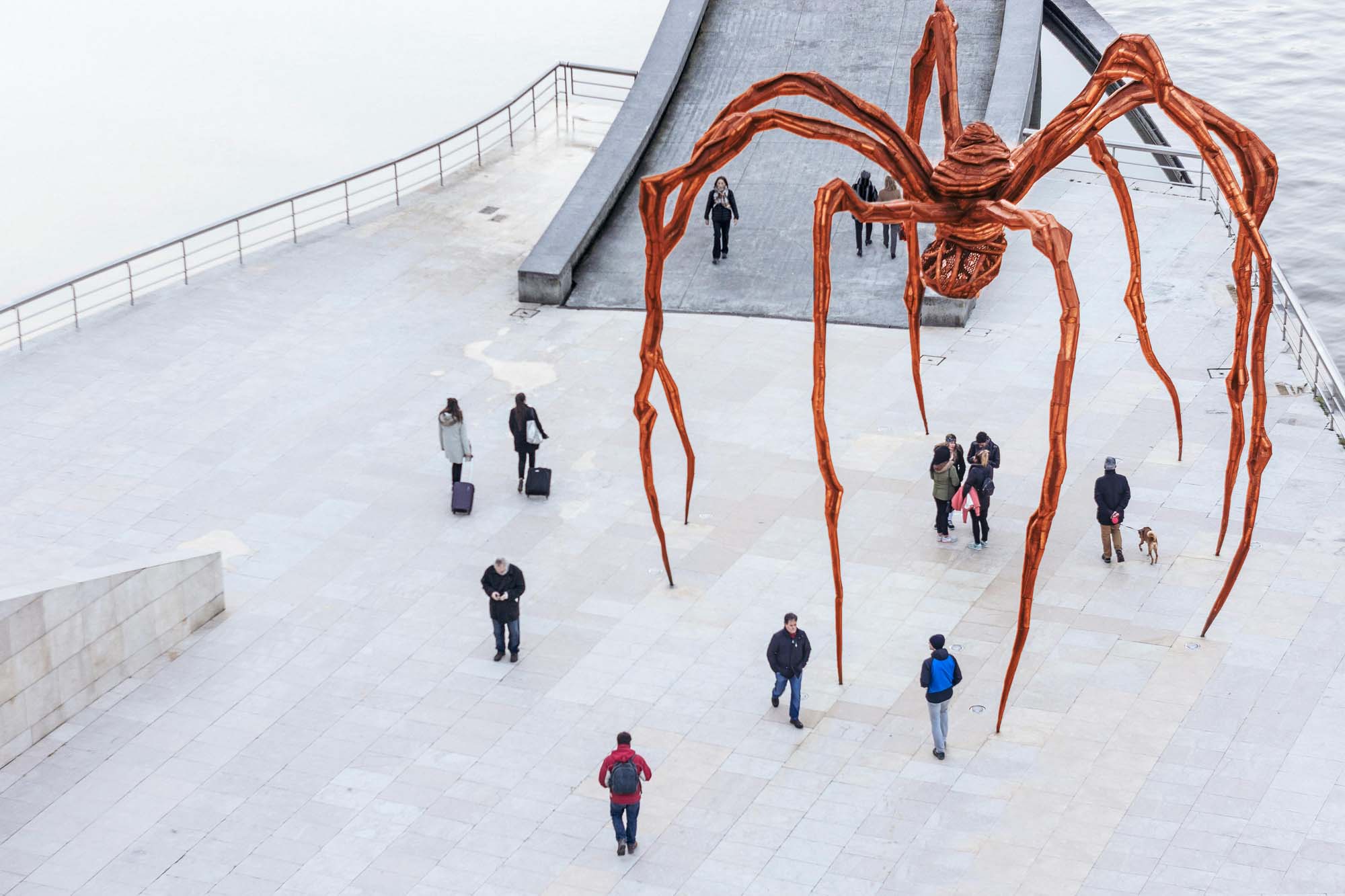 Maman de Louise Bourgeois, Statue monumentale représentant une araignée.